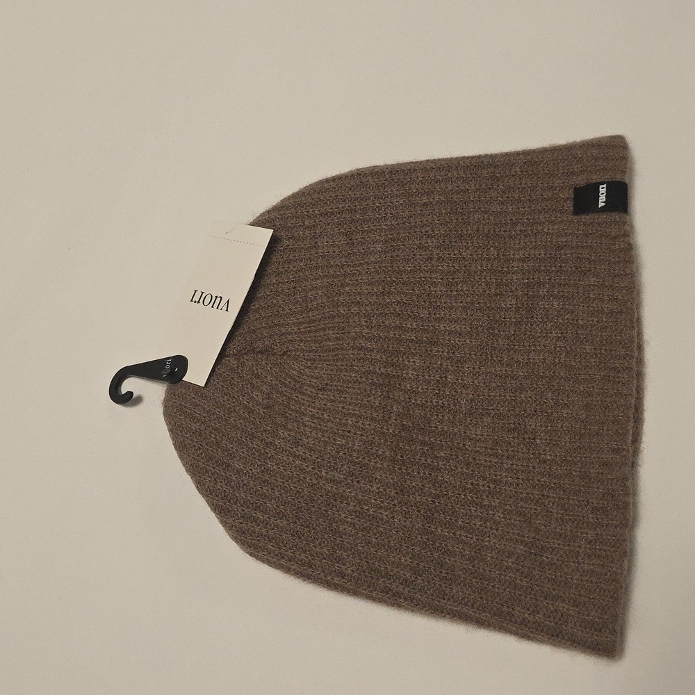 NWT VUORI MANCHESTER BEANIE. COLOR GREIGE HEATHER. OS. UNISEX